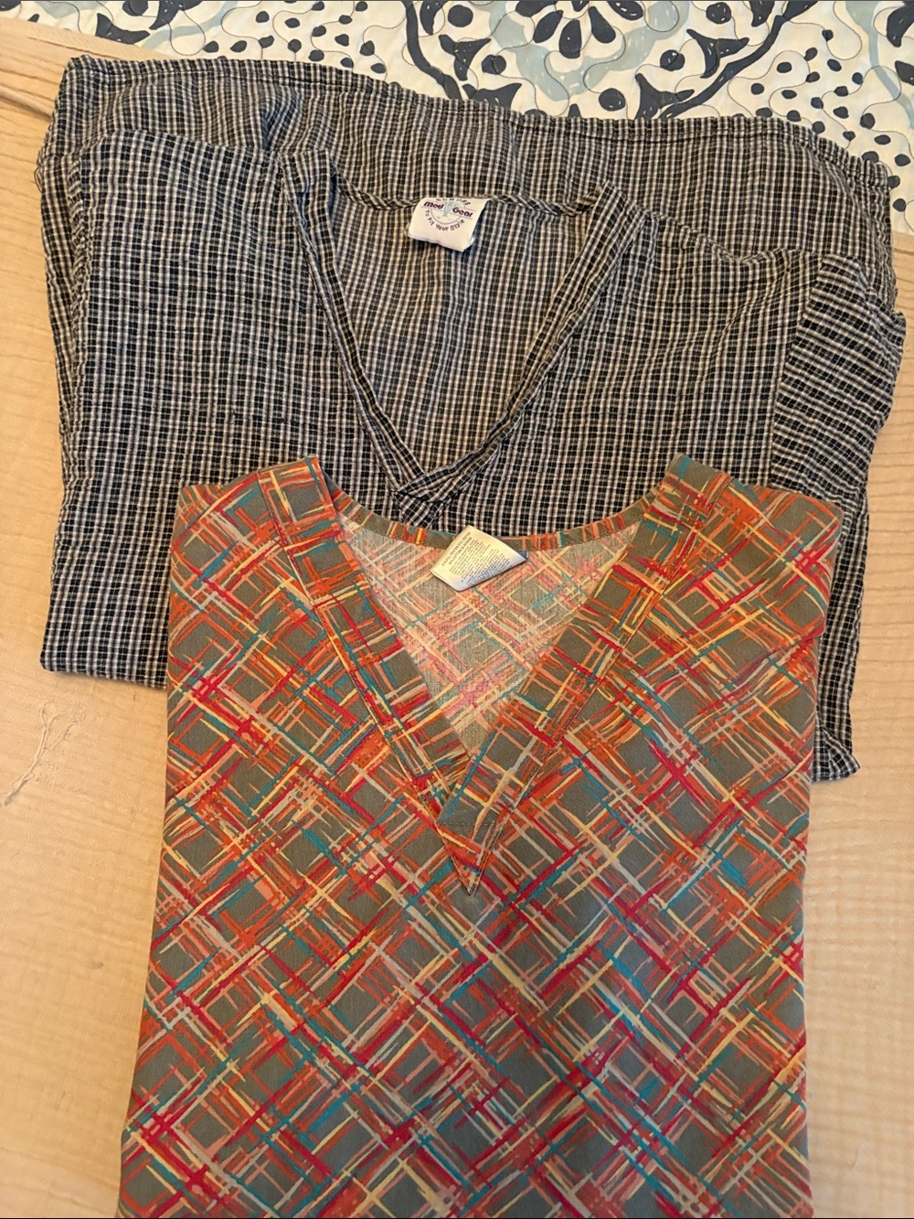 V-Neck Plaid & Check scrub Tops - Multicolor and Black
